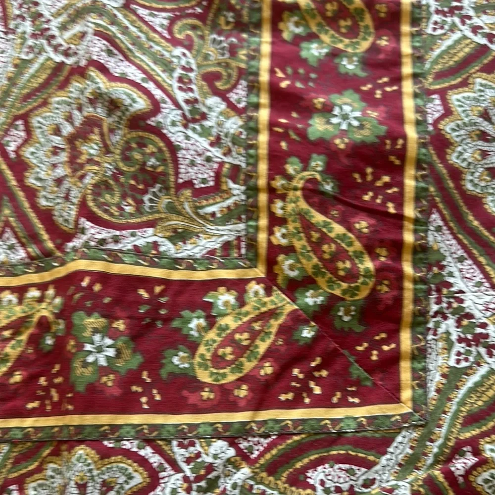 Williams Sonoma 100% cotton beautiful Elegant Paisley Patterned tablecloth
